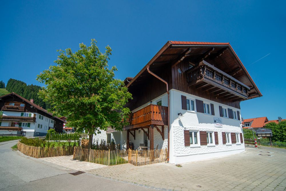Außenansicht von vorne vom Ferienhaus Immerschön in Pfronten mit Kastanienbaum
