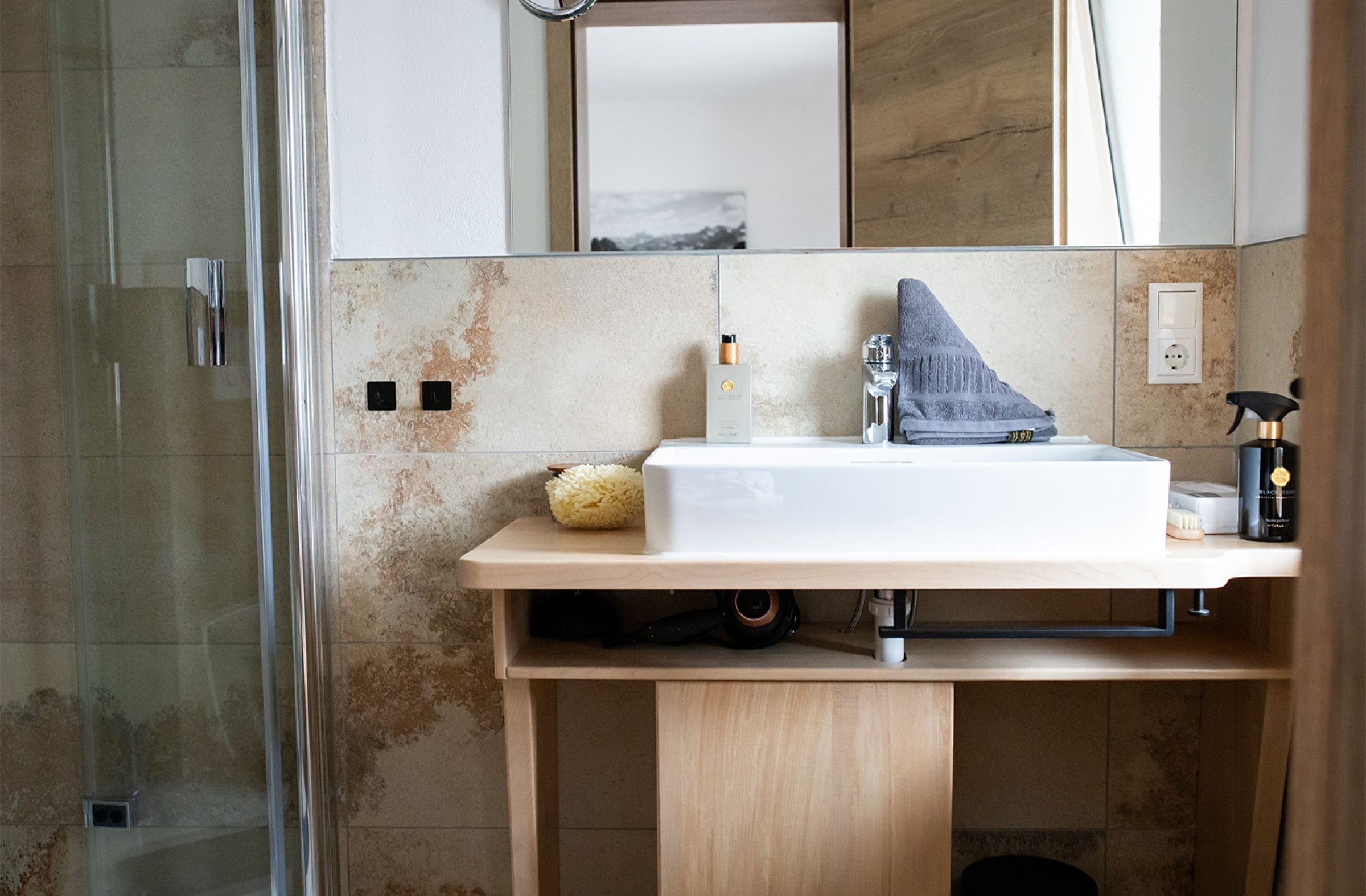 Bad mit Dusche in der Ferienwohnung Bergspitz