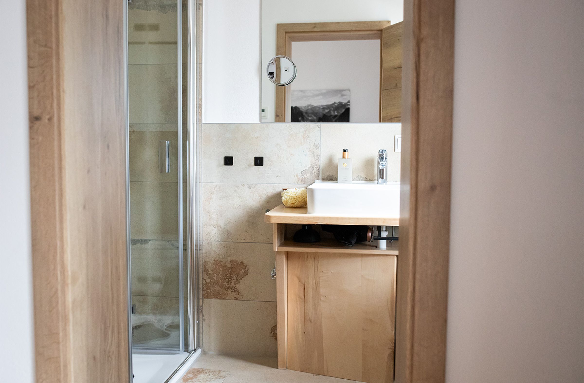 Bad mit Dusche in der Ferienwohnung Pudelwohl