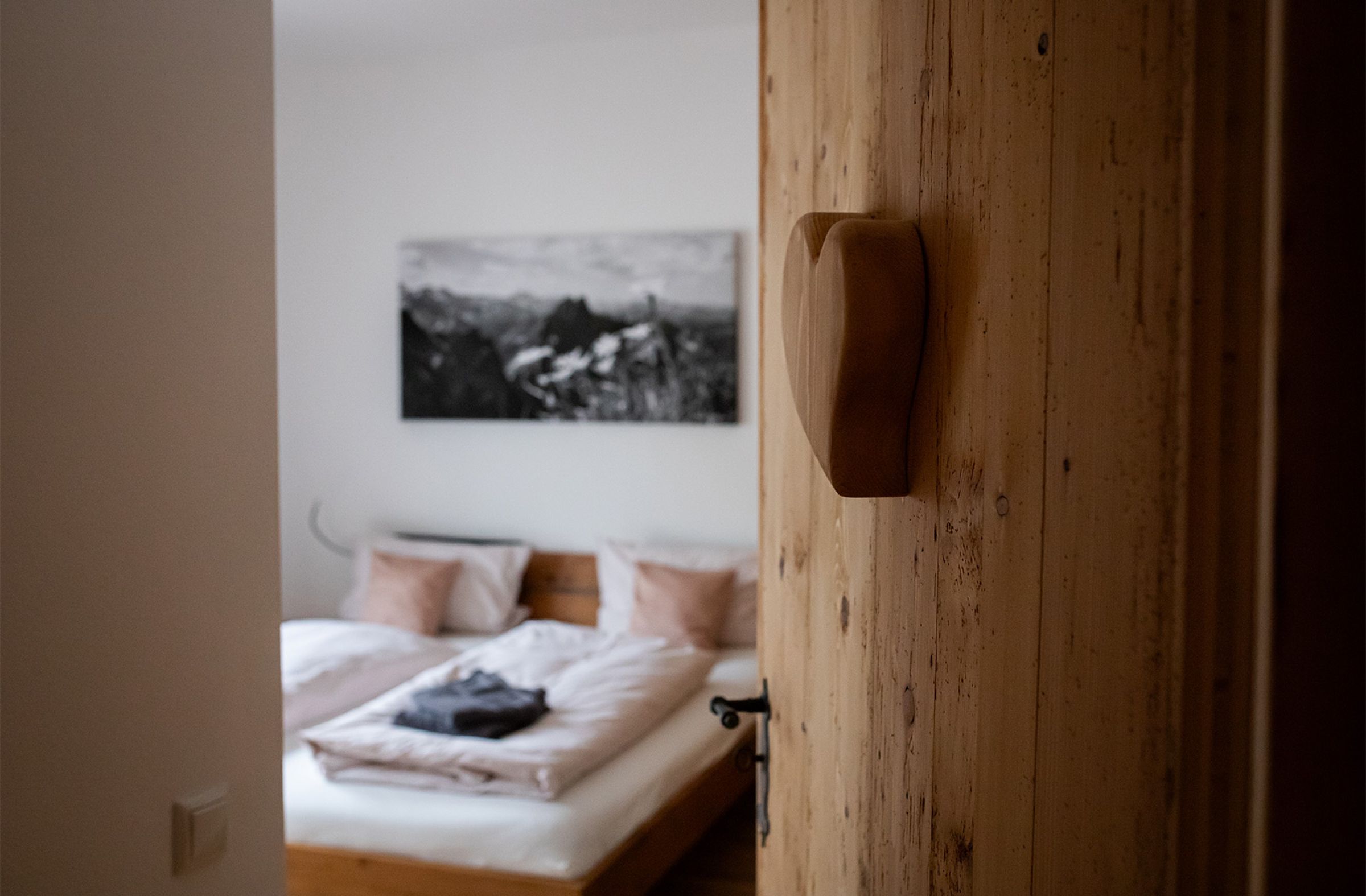 Türe mit Herz führt in Schlafzimmer der Ferienwohnung Pudelwohl