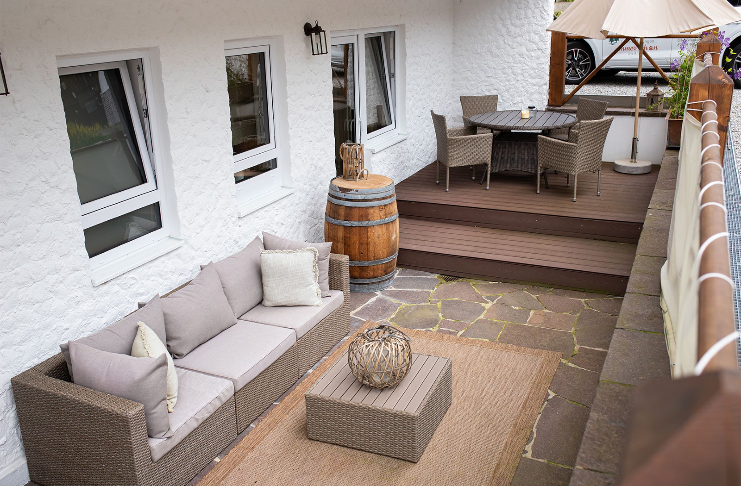Terrasse mit Sitzgelegenheit der Ferienwohnung Pudelwohl
