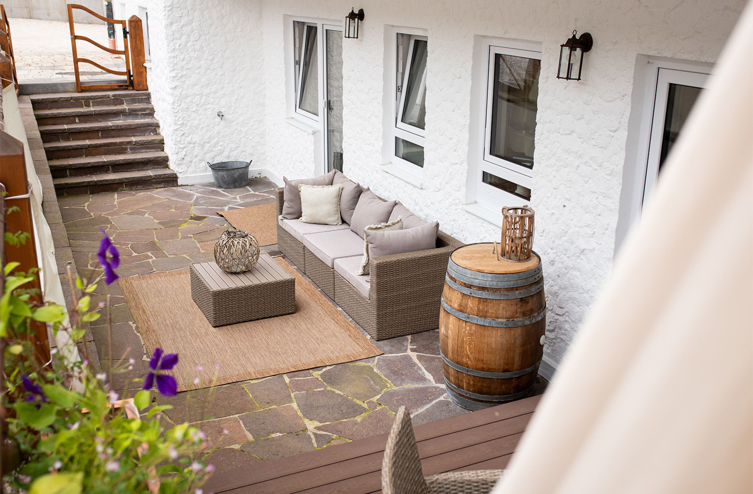 Terrasse mit Sitzgelegenheit der Ferienwohnung Pudelwohl