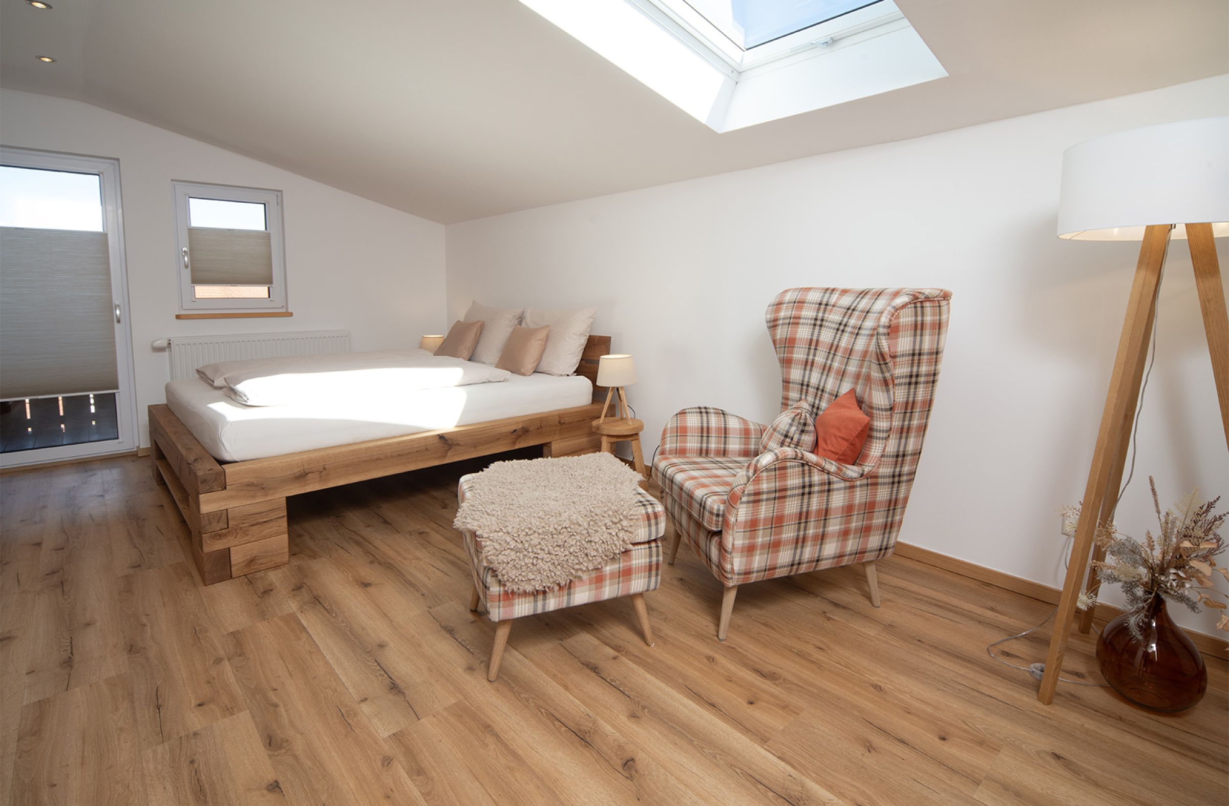 Ferienwohnung Bergnasennen, Immer schön, Pfronten Bett und Sessel im Schlafzimmer der Ferienwohnung Bergnasennen