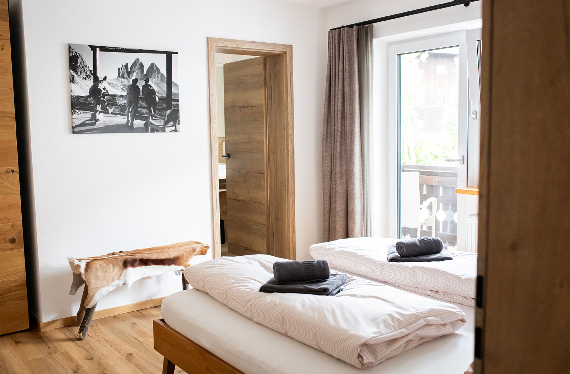 Schlafzimmer mit angrenzendem Bad in der Ferienwohnung Pudelwohl
