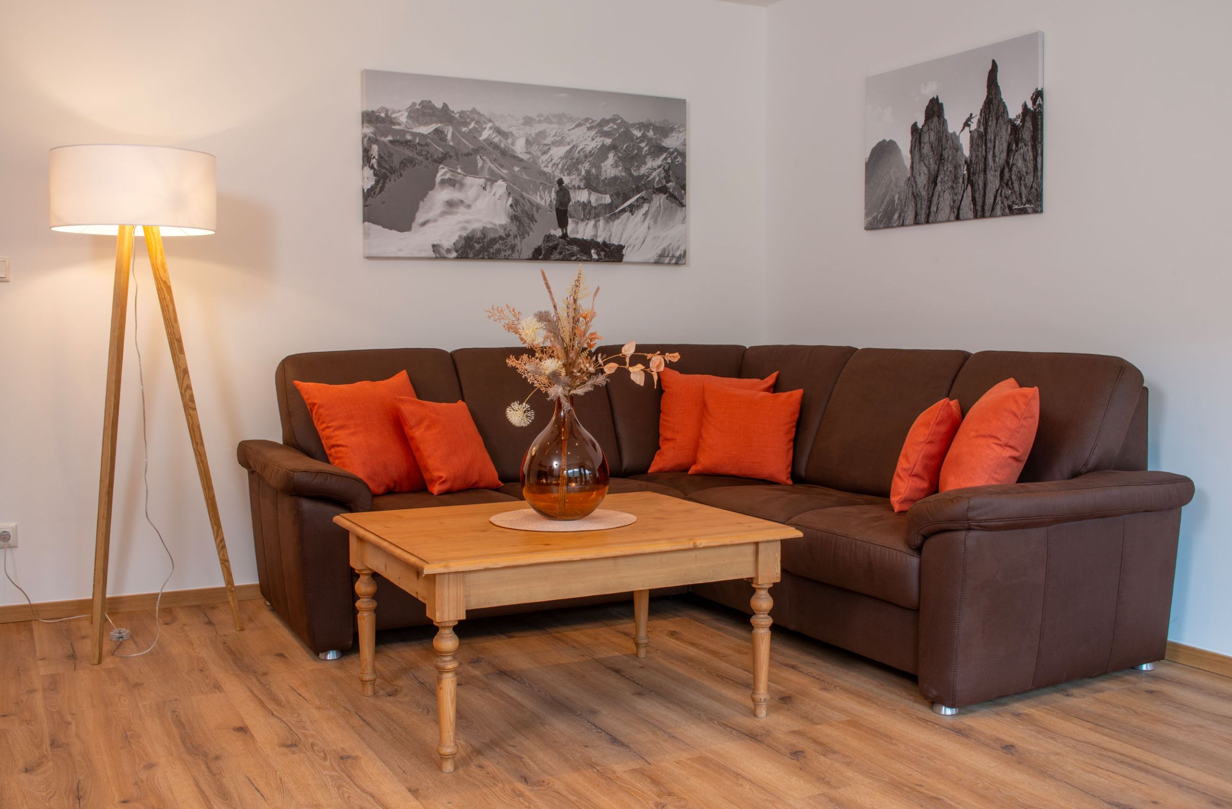 Ferienwohnung Bergnasennen, Immer schön, Pfronten Couch im Wohnzimmer in der Ferienwohnung Bergnasennen