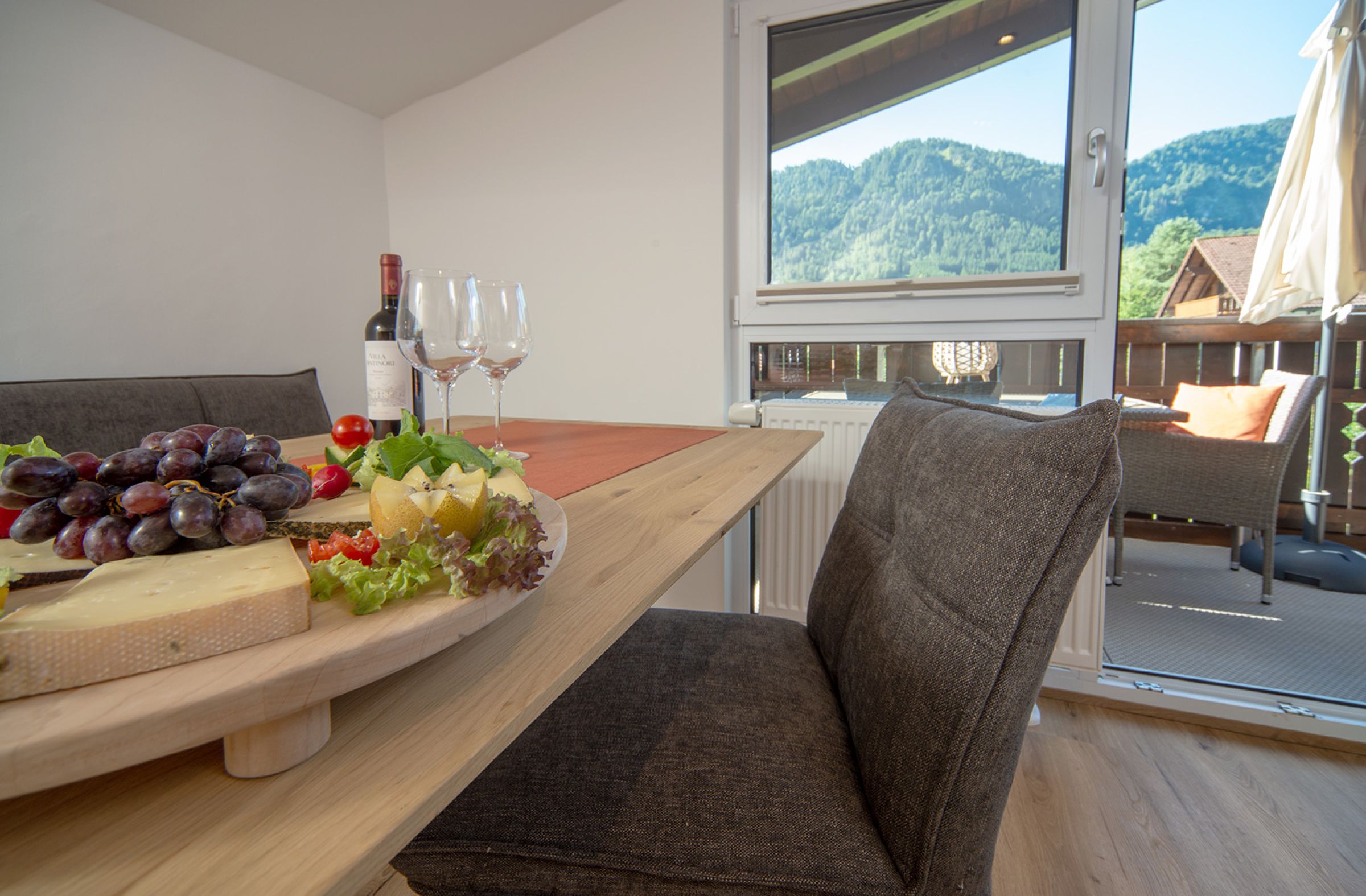 Ferienwohnung Bergnasennen, Immer schön, Pfronten Essbereich mit Balkonzugang in der Ferienwohnung Bergnasennen