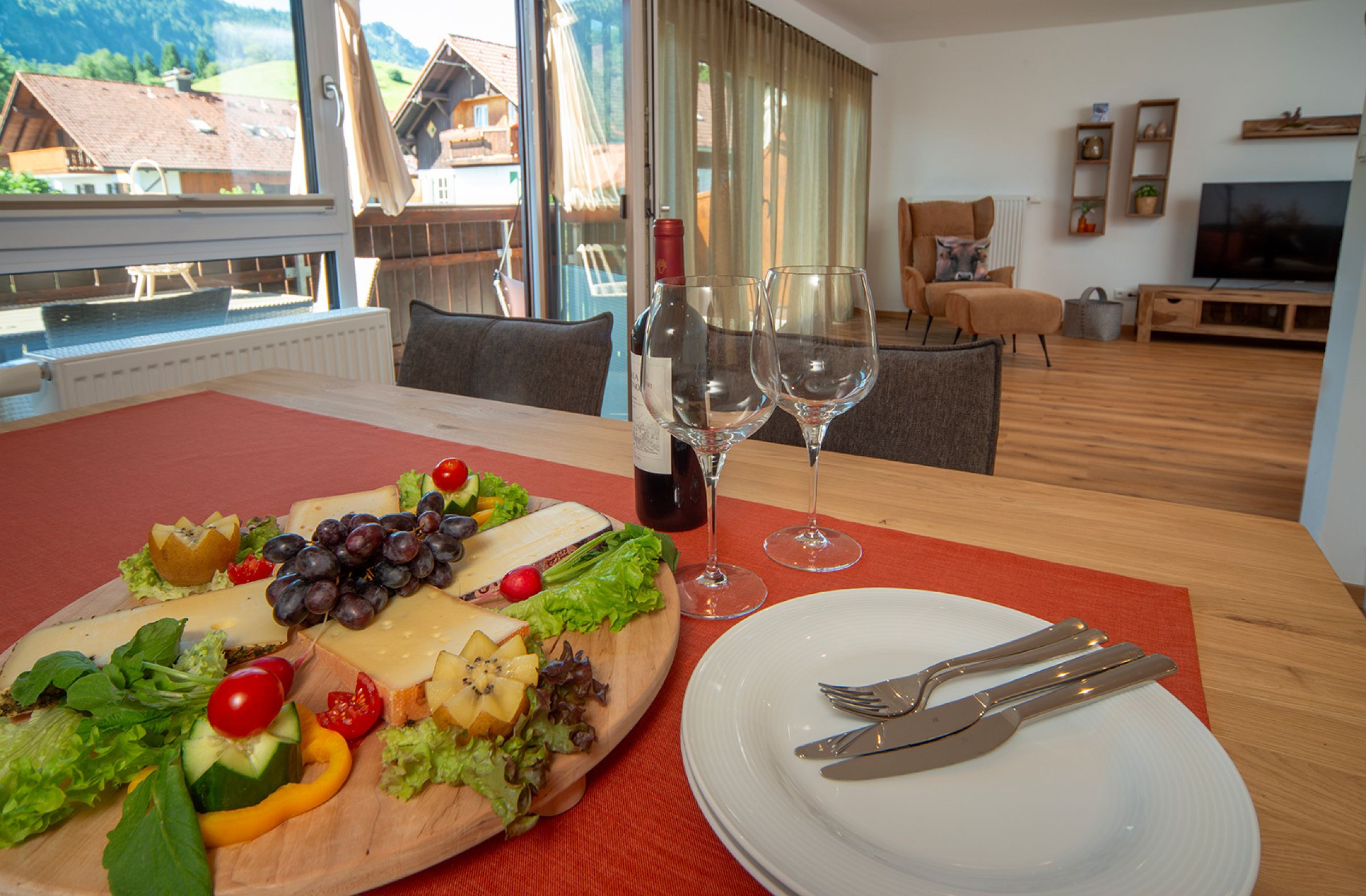Ferienwohnung Bergnasennen, Immer schön, Pfronten gedeckter Tisch im Wohn-Essbereich in der Ferienwohnung Bergnasennen