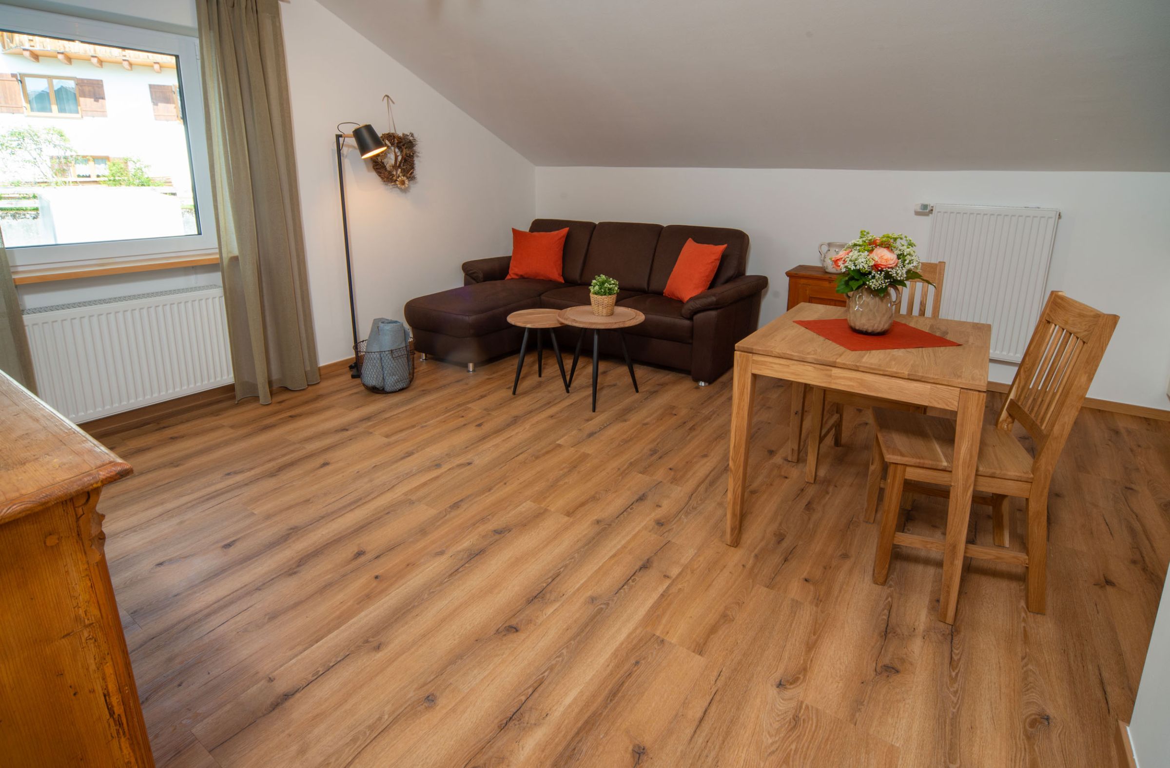 Wohnzimmer mit Essbereich in der Ferienwohnung Bergspitz