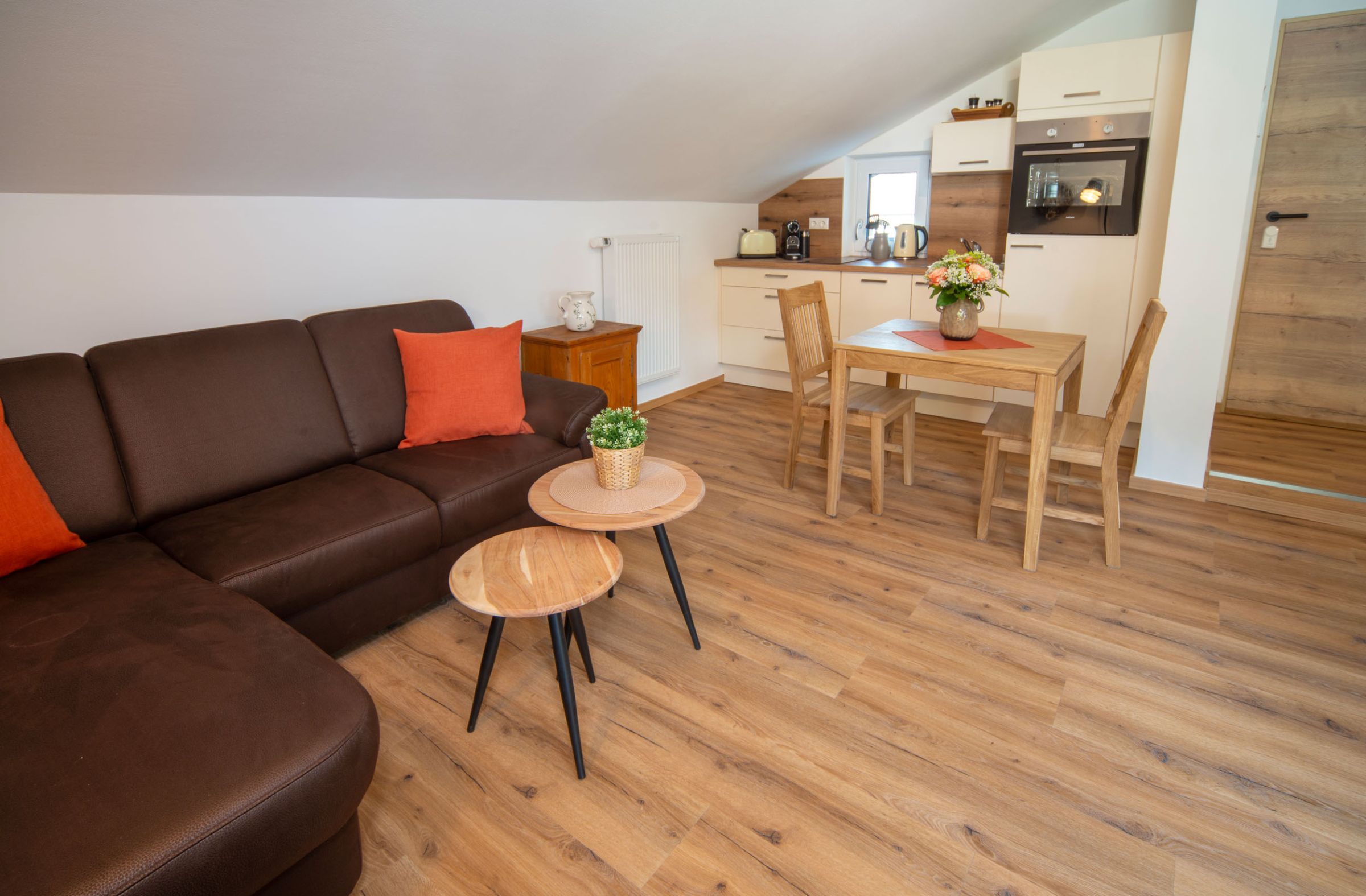 Wohnzimmer mit Küche und Essbereich in der Ferienwohnung Bergspitz