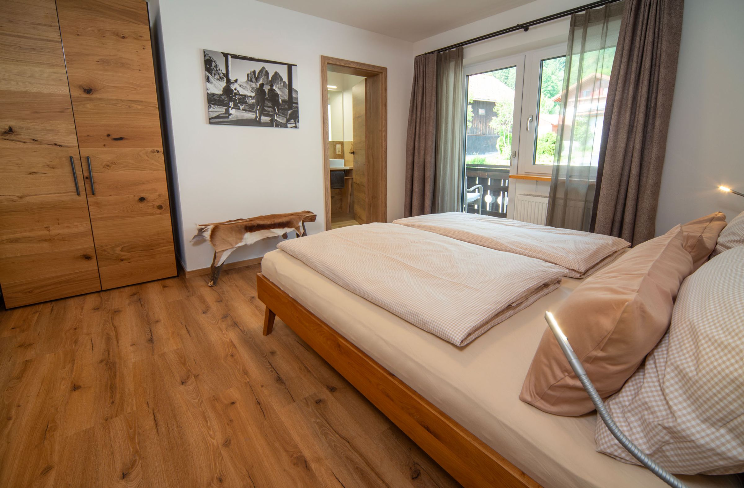 Schlafzimmer mit angrenzendem Bad in der Ferienwohnung Bergspitz
