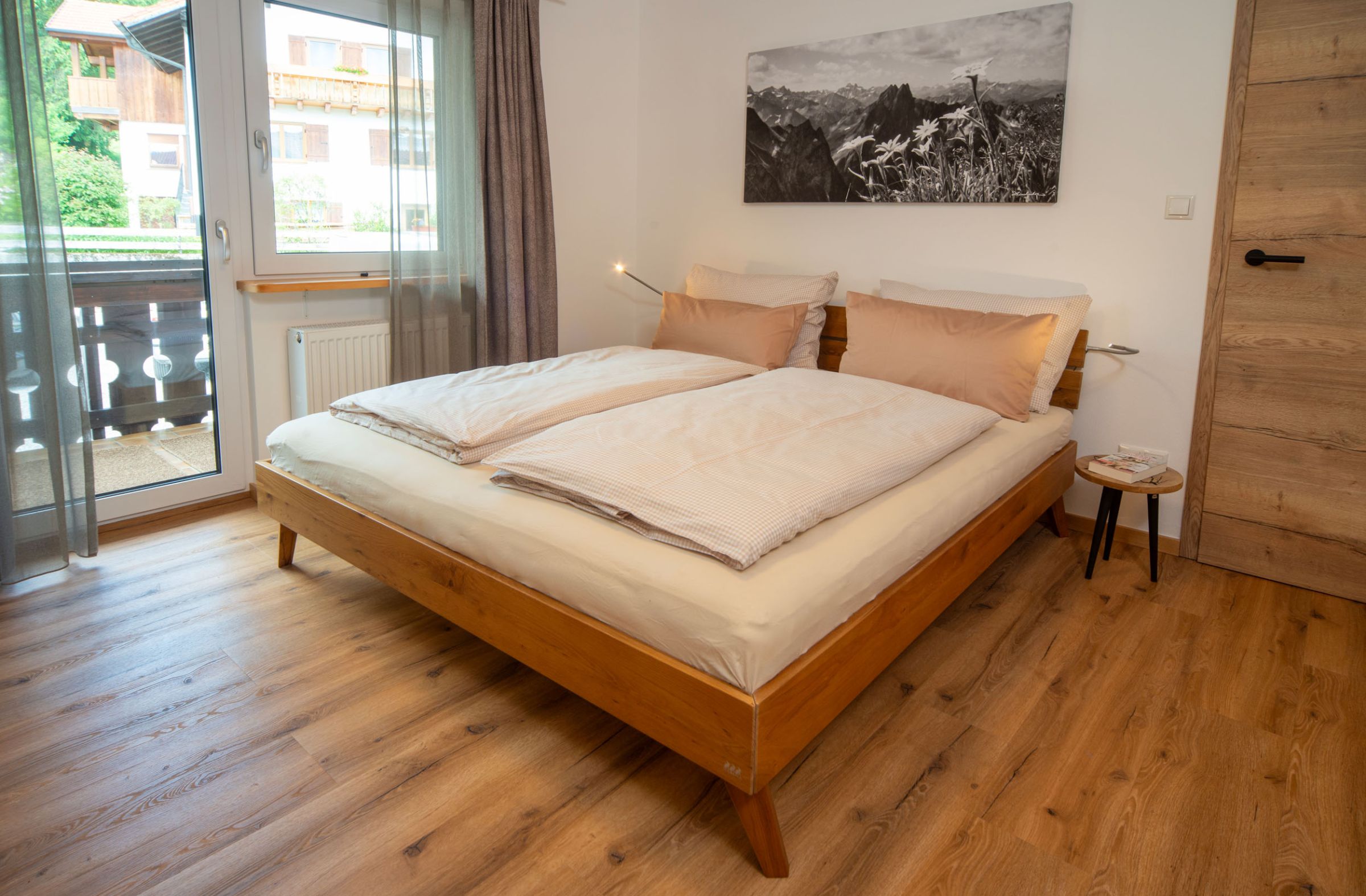 Bett im Schlafzimmer der Ferienwohnung Bergspitz
