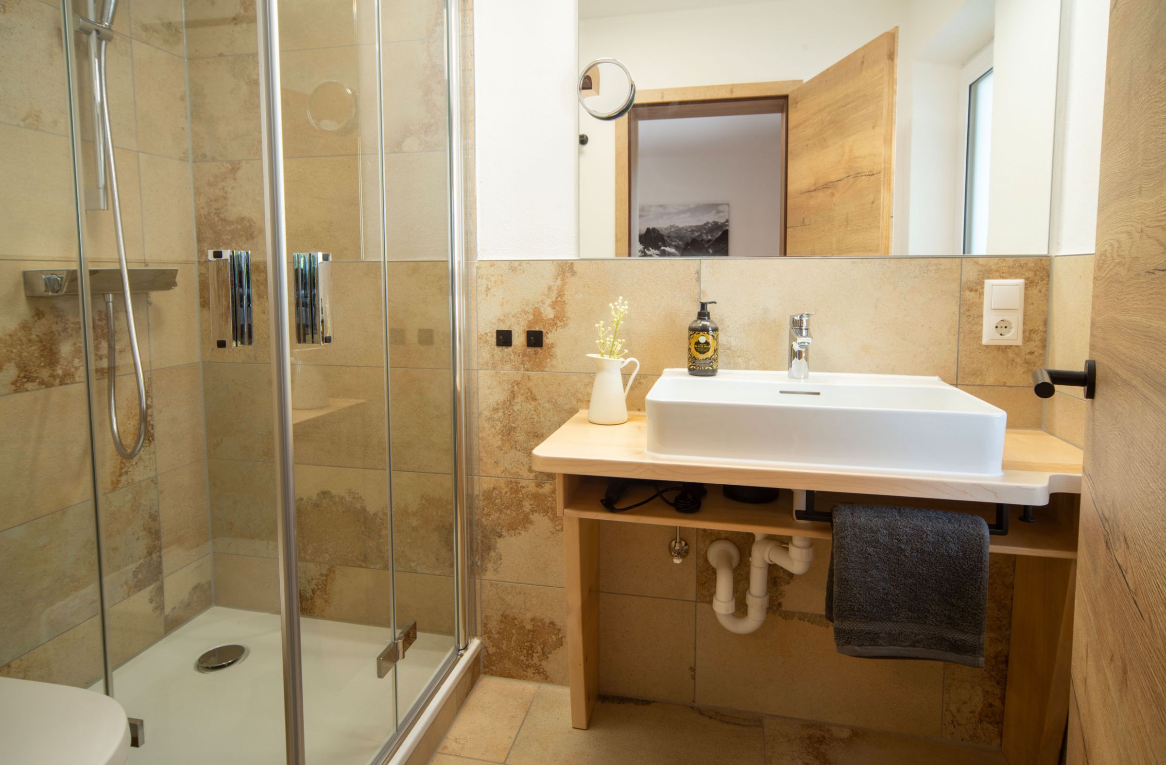 Bad mit Dusche in der Ferienwohnung Bergspitz