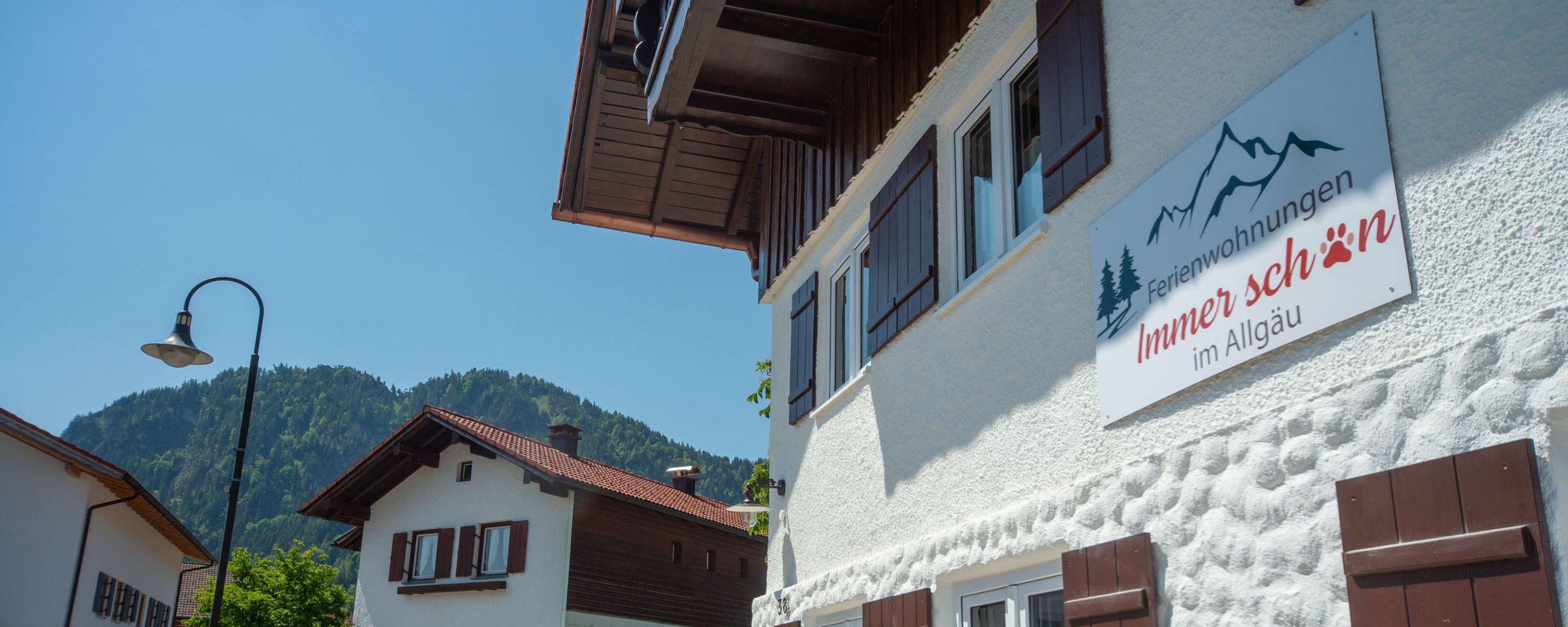 Detailaufnahme vom Haus mit Logo